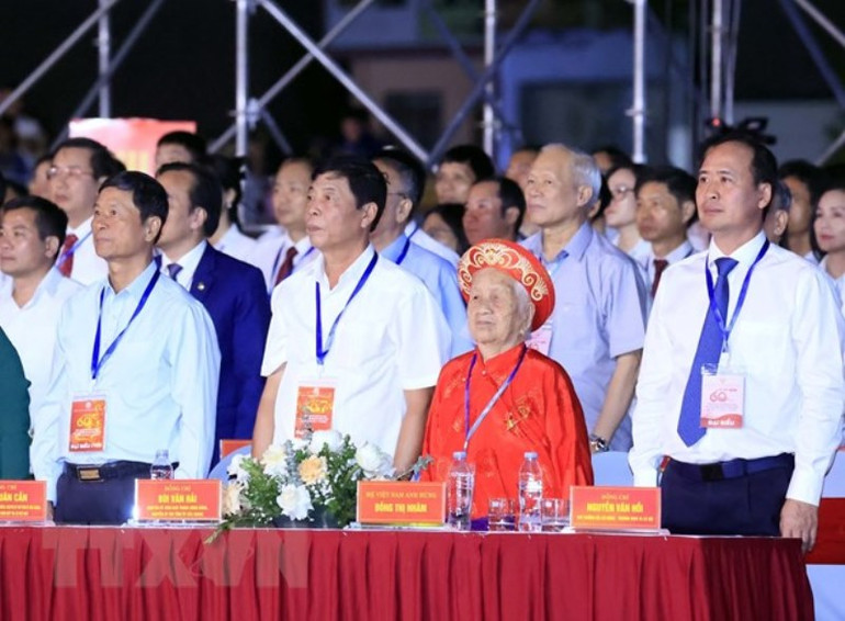 Các đại biểu thực hiện nghi thức chào cờ. (Ảnh: Thống Nhất/TTXVN) Các đại biểu thực hiện nghi thức chào cờ. (Ảnh: Thống Nhất/TTXVN)