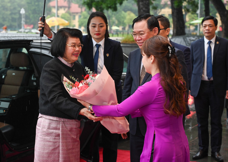 Nhân viên Văn phòng Quốc hội tặng hoa chào mừng Chủ tịch Quốc hội Campuchia.