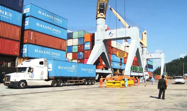 Hàng hóa vận chuyển bằng container đi, đến cảng Chân Mây. Hàng hóa vận chuyển bằng container đi, đến cảng Chân Mây.