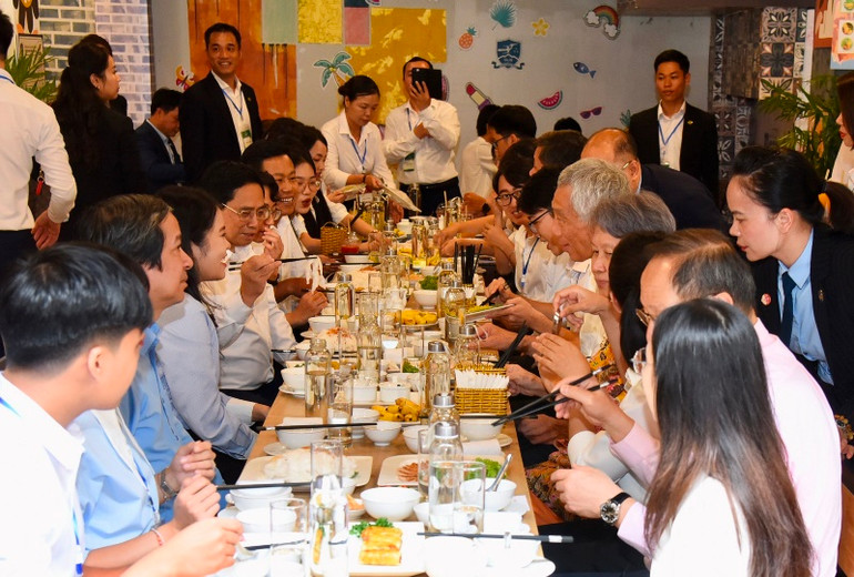 Hai Thủ tướng cùng ăn trưa với sinh viên Đại học Quốc gia Hà Nội.