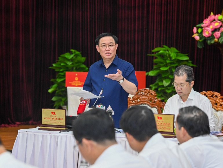 Chủ tịch Quốc hội Vương Đình Huệ phát biểu kết luận buổi làm việc với Ban Thường vụ Thành ủy Đà Nẵng. (Ảnh DUY LINH) Chủ tịch Quốc hội Vương Đình Huệ phát biểu kết luận buổi làm việc với Ban Thường vụ Thành ủy Đà Nẵng. (Ảnh DUY LINH)