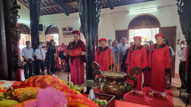 Chủ tịch Ủy ban nhân dân tỉnh Vĩnh Long Lữ Quang Ngời đọc văn khấn Vua Hùng.