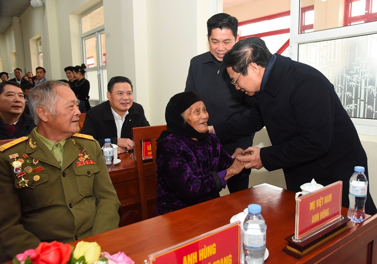 [Ảnh] Thủ tướng Phạm Minh Chính chúc Tết các đối tượng chính sách tỉnh Cao Bằng ảnh 6