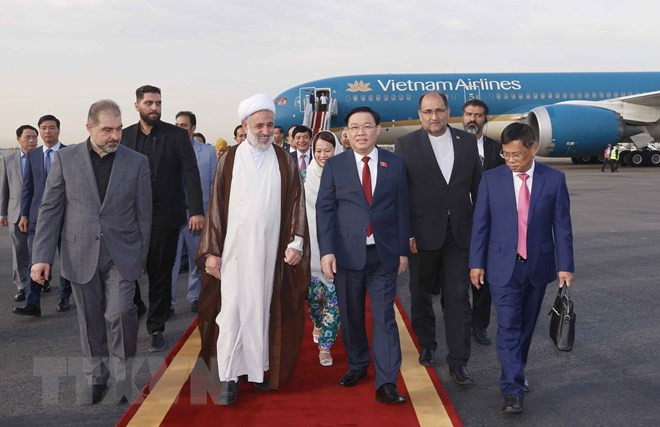 Lễ đón Chủ tịch Quốc hội Vương Đình Huệ tại Sân bay Mehrabad, thủ đô Tehran. (Ảnh: Doãn Tấn/TTXVN)