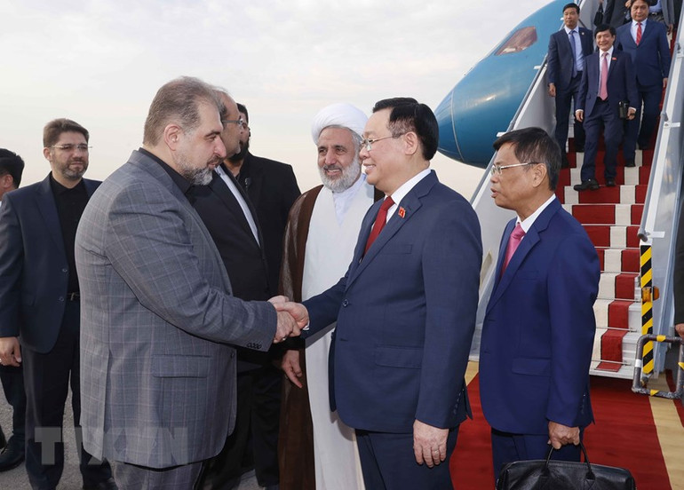 Lễ đón Chủ tịch Quốc hội Vương Đình Huệ tại Sân bay Mehrabad, thủ đô Tehran. (Ảnh: Doãn Tấn/TTXVN)