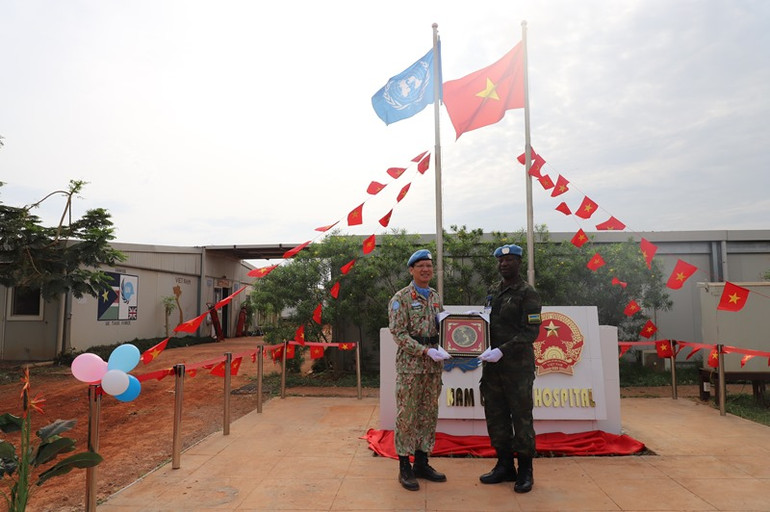 Ngài Thiếu tướng Emmanuel Rugazora, Chỉ huy trưởng quân sự phân khu Unity tới dự buổi lễ. (ẢNH: Bệnh viện dã chiến cấp 2, số 4 cung cấp)