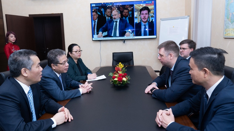 Đại sứ Đặng Minh Khôi làm việc với Tổng Giám đốc Rusvietpetro Alexey Kulakov.