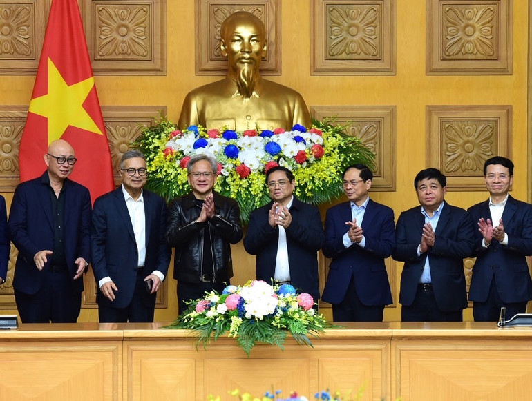 Thủ tướng Phạm Minh Chính và ông Jensen Huang, Chủ tịch kiêm Giám đốc điều hành Tập đoàn NVIDIA cùng thành viên của hai đoàn.