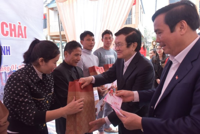 Đồng chí Trương Tấn Sang trao quà cho người dân huyện Đức Thọ.