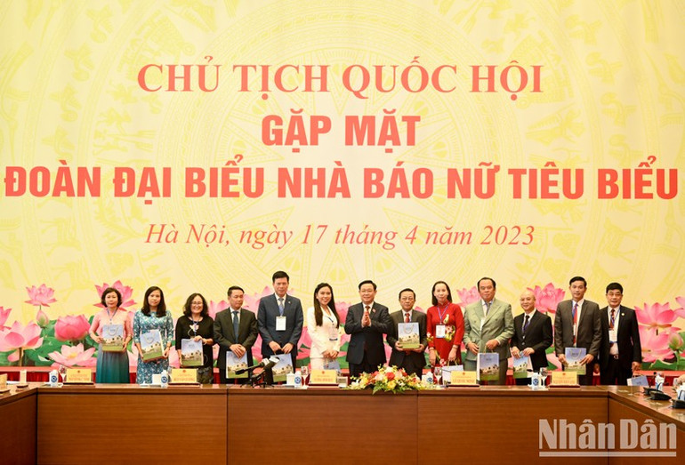 Chủ tịch Quốc hội Vương Đình Huệ trao quà lưu niệm cho các nhà báo nữ tại cuộc gặp mặt. (Ảnh: Duy Linh)