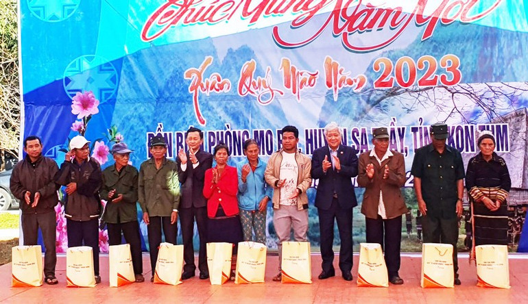 Đồng chí Đỗ Văn Chiến và đồng chí Dương Văn Trang tặng quà cho 10 hộ gia đình có công với cách mạng, gia đình chính sách.