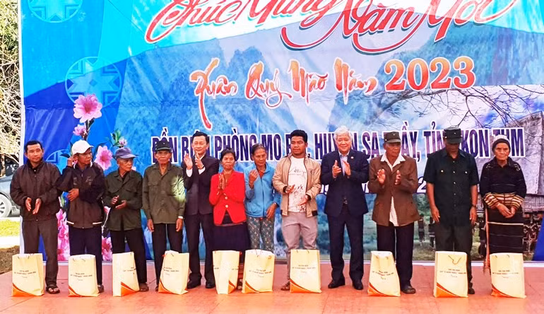 Đồng chí Đỗ Văn Chiến và đồng chí Dương Văn Trang tặng quà cho 10 hộ gia đình có công với cách mạng, gia đình chính sách.