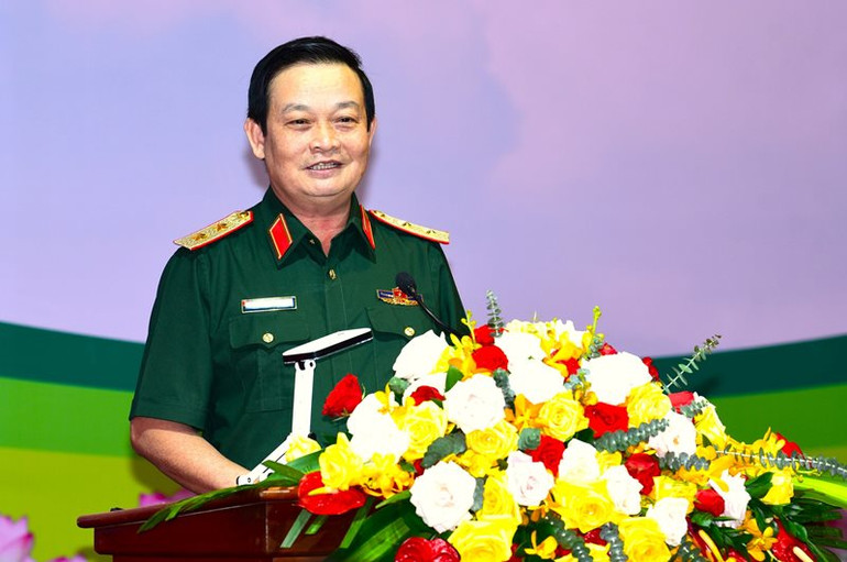 Trung tướng Trần Hoài Trung, Bí thư Đảng ủy, Chính ủy Quân khu phát biểu tại buổi gặp mặt