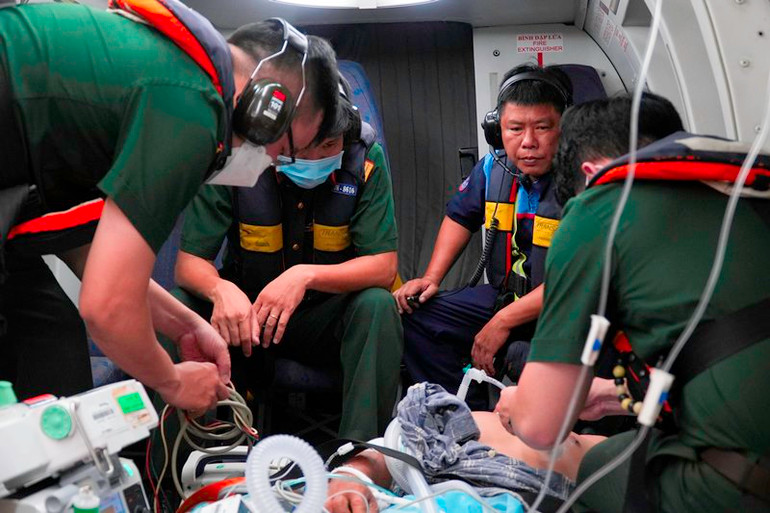 Các bác sĩ kiểm soát dịch truyền, huyết động, bảo đảm huyết áp, áp lực tưới máu não, giảm nguy cơ phù não cho bệnh nhân.