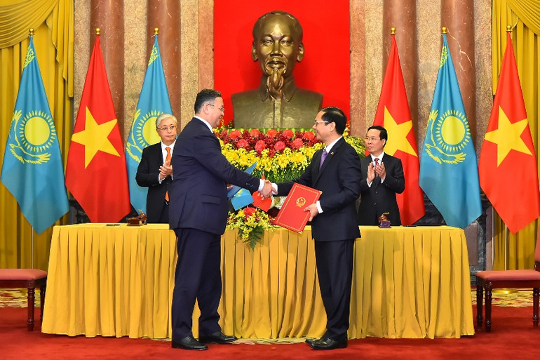 Chủ tịch nước Võ Văn Thưởng và Tổng thống Cộng hòa Kazakhstan Kassym-Jomart Tokayev chứng kiến Lễ ký Hiệp định giữa nước Cộng hòa xã hội chủ nghĩa Việt Nam và nước Cộng hòa Kazakhstan về miễn thị thực cho người mang hộ chiếu phổ thông.