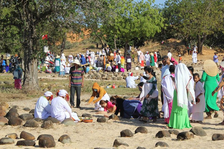 Mỗi gia đình được các thầy cúng chủ tế, hướng dẫn việc dâng cúng người thân đã khuất trong các ngày diễn ra lễ tảo mộ.