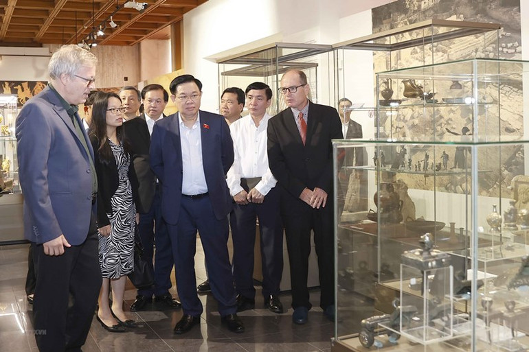 Chủ tịch Quốc hội Vương Đình Huệ và Đoàn đại biểu cấp cao Việt Nam thăm Bảo tàng Lịch sử quốc gia Bulgaria. (Ảnh: Doãn Tấn/TTXVN)