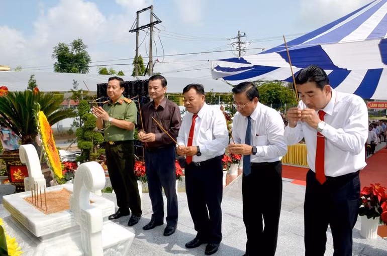 Các đại biểu dâng hoa, thắp hương tưởng niệm Chủ tịch Hồ Chí Minh tại Tượng đài.