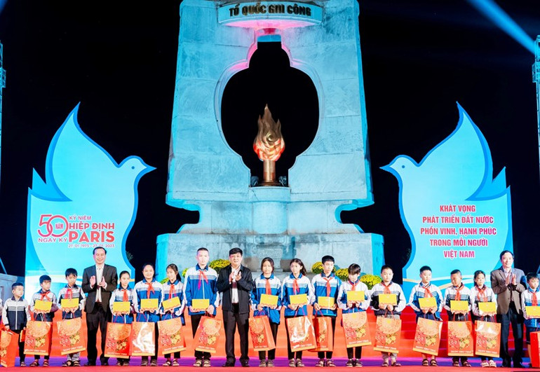 Đại biểu tặng quà cho học sinh nghèo học giỏi.