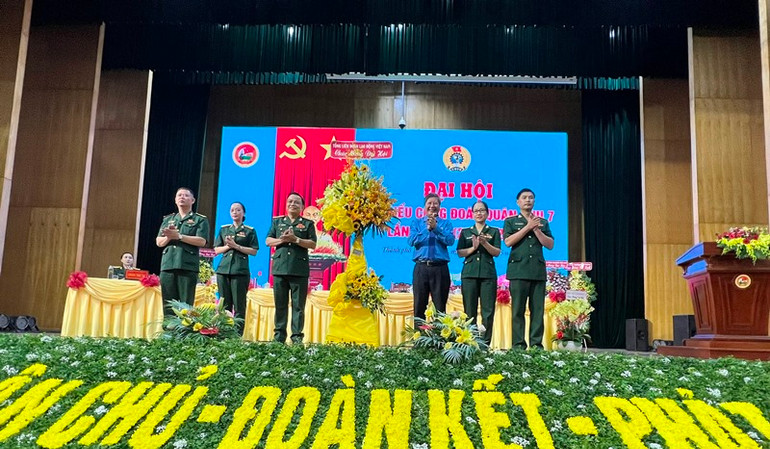 Ông Trần Thanh Hải, Phó Chủ tịch Thường trực Tổng Liên đoàn Lao động Việt Nam tặng hoa chúc mừng đại hội. Ông Trần Thanh Hải, Phó Chủ tịch Thường trực Tổng Liên đoàn Lao động Việt Nam tặng hoa chúc mừng đại hội.