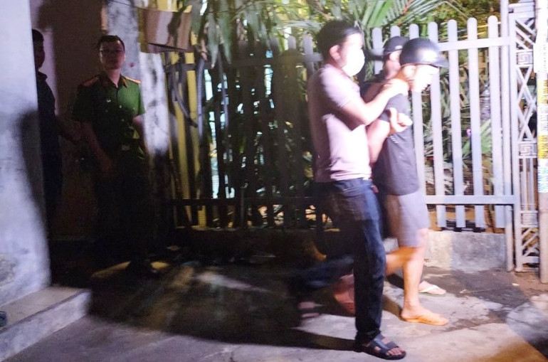 Lực lượng chức năng bắt giữ đối tượng Lê Phú Cao tại một nhà trọ trên địa bàn quận Liên Chiểu. (Ảnh Công an cung cấp)