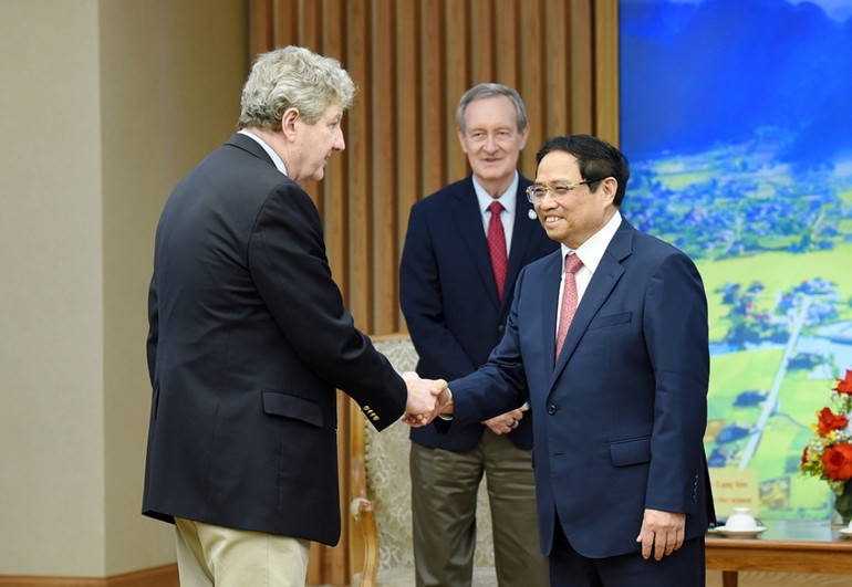 Thủ tướng Phạm Minh Chính đón các thành viên đi cùng đoàn với Thượng nghị sĩ Mike Crapo, Ủy viên cấp cao đại diện cho Đảng Cộng hòa tại Ủy ban Tài chính, Ủy viên Ủy ban Ngân hàng, Nhà ở và Đô thị, Ủy ban Ngân sách, Ủy ban hỗn hợp về thuế thuộc Thượng viện Hoa Kỳ.