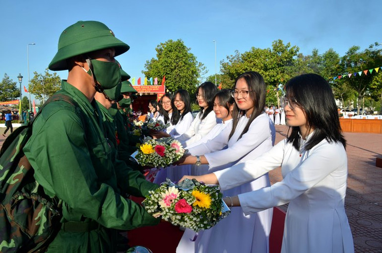 Thiếu nữ thành phố Phan Thiết tặng hoa các tân binh trước khi lên đường nhập ngũ.