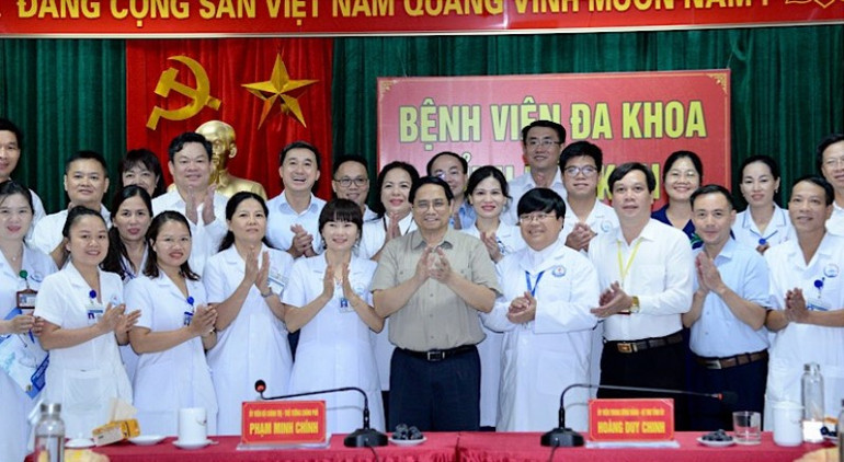 Thủ tướng Phạm Minh Chính với lãnh đạo, cán bộ, y bác sĩ, nhân viên y tế Bệnh viện đa khoa tỉnh Bắc Kạn.