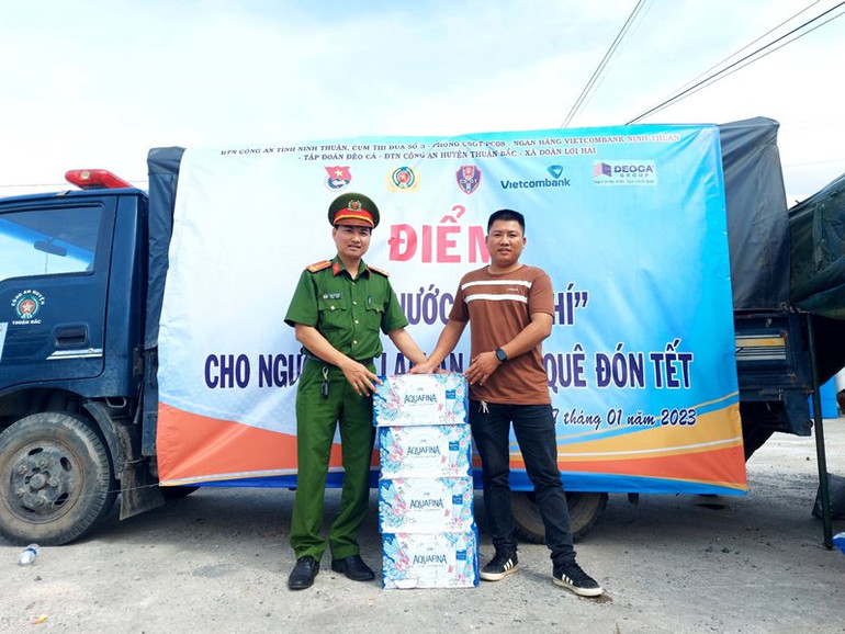 Các nhà hảo tâm liên tiếp đồng hành cùng chương trình. Các nhà hảo tâm liên tiếp đồng hành cùng chương trình.