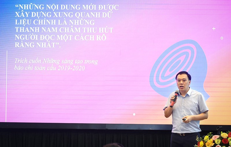 Nhà báo Ngô Việt Anh, Phó Trưởng Ban Nhân Dân điện tử, trình bày ý tưởng tại Ngày đổi mới sáng tạo Báo Nhân Dân lần thứ hai.