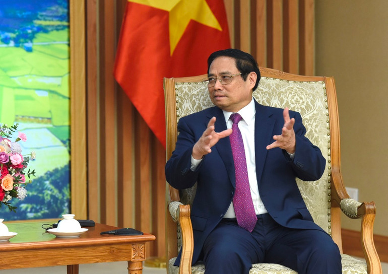 Thủ tướng bày tỏ trân trọng sự quan tâm, tình cảm, đóng góp của ông Tony Blair cho quan hệ hai nước trong nhiệm kỳ Thủ tướng Anh (1997-2007) cũng như trong giai đoạn hiện nay; mong muốn cựu Thủ tướng tiếp tục quan tâm, thúc đẩy quan hệ Việt Nam-Anh tiếp tục phát triển sâu rộng hơn nữa trên tất cả các lĩnh vực, góp phần thiết thực kỷ niệm 50 năm thiết lập quan hệ ngoại giao (1973-2023), trong bối cảnh hợp tác giữa hai nước ngày càng đi vào chiều sâu, với nhiều kết quả thực chất.