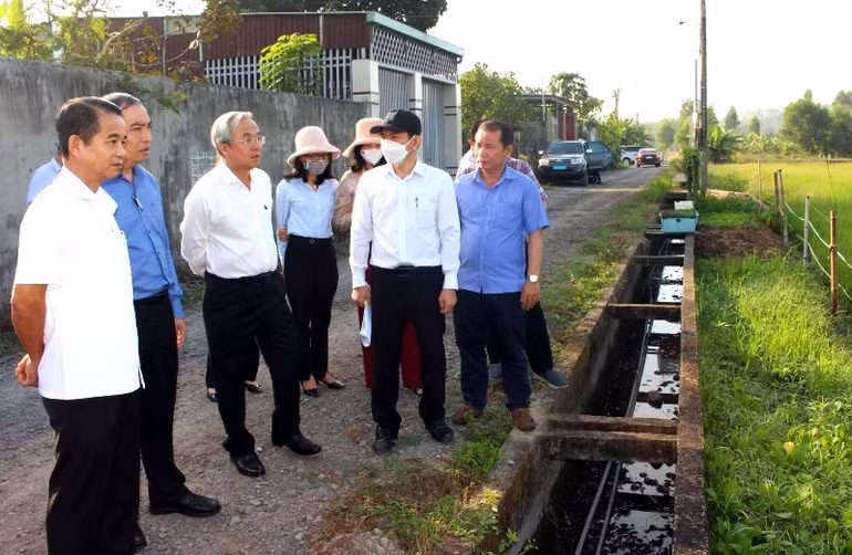 Thường trực HĐND tỉnh Đồng Nai khảo sát khu vực thực hiện khu tái định cử ở thành phố Biên Hòa. (Ảnh: Thiên Vương)