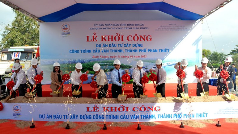 Đại diện lãnh đạo tỉnh Bình Thuận cùng chủ đầu tư và liên danh nhà thầu thực hiện nghi thức khởi công xây dựng công trình cầu Văn Thánh, thành phố Phan Thiết. Đại diện lãnh đạo tỉnh Bình Thuận cùng chủ đầu tư và liên danh nhà thầu thực hiện nghi thức khởi công xây dựng công trình cầu Văn Thánh, thành phố Phan Thiết.