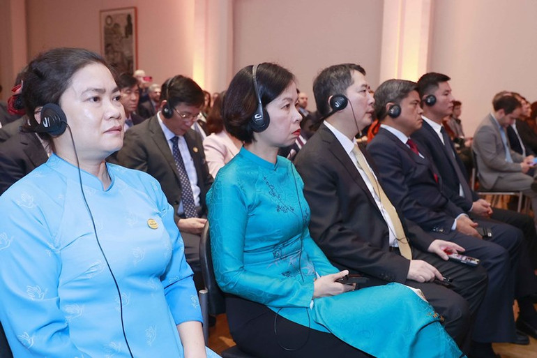 Đại biểu Việt Nam dự cuộc phát biểu. (Ảnh: DOÃN TẤN/TTXVN)