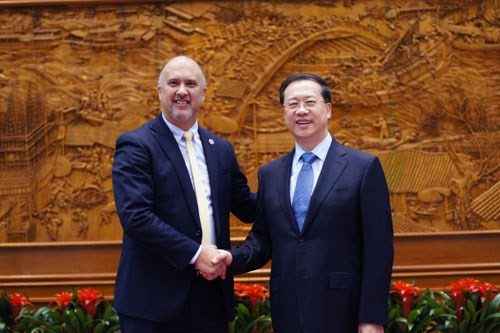 Ông Dương Khiết Trì (phải) tiếp đón ông Carlos Miguel Pereira. (Nguồn: Getty images) Ông Dương Khiết Trì (phải) tiếp đón ông Carlos Miguel Pereira. (Nguồn: Getty images)