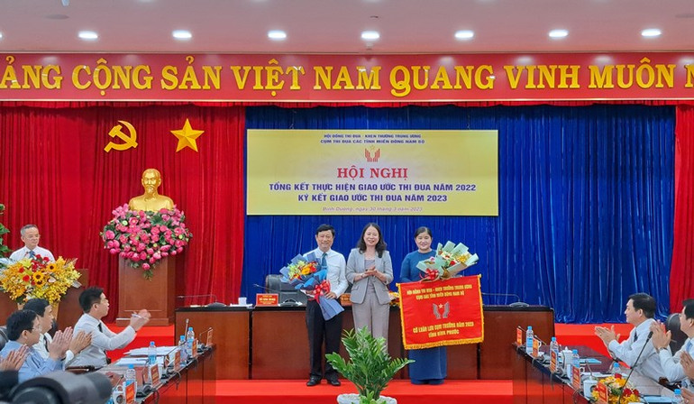 Phó Chủ tịch nước Võ Thị Ánh Xuân trao tặng hoa cho Cụm trưởng năm 2022 và Cụm trưởng năm 2023. Phó Chủ tịch nước Võ Thị Ánh Xuân trao tặng hoa cho Cụm trưởng năm 2022 và Cụm trưởng năm 2023.