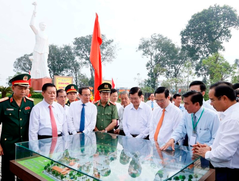 Chủ tịch nước Võ Văn Thưởng và các đồng chí lãnh đạo, nguyên lãnh đạo Đảng, Nhà nước tham quan mô hình khu Di tích Ngã tư Đức Hòa. (Ảnh: Thống Nhất/TTXVN)