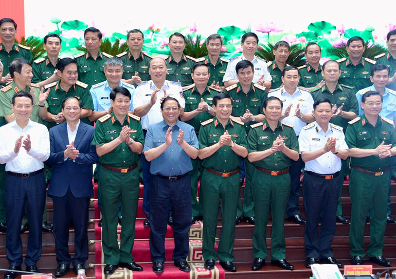 Thủ tướng Phạm Minh Chính chụp ảnh lưu niệm với lãnh đạo Bộ Quốc phòng, các đại biểu tham dự Hội nghị.