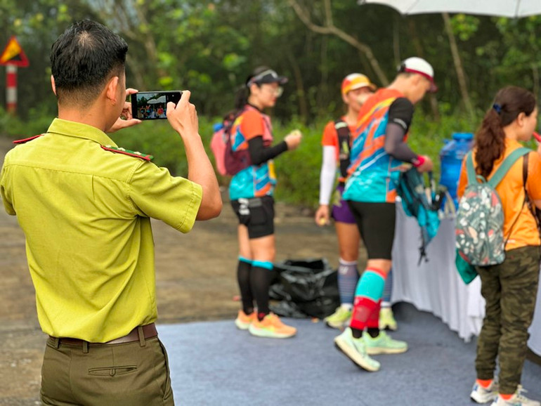 Hơn 500 "runner" tham gia chạy để kêu gọi không săn bắt, sử dụng, mua bán thịt động vật rừng.