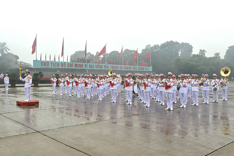 Đoàn quân nhạc trên Quảng trường Ba Đình (Hà Nội).