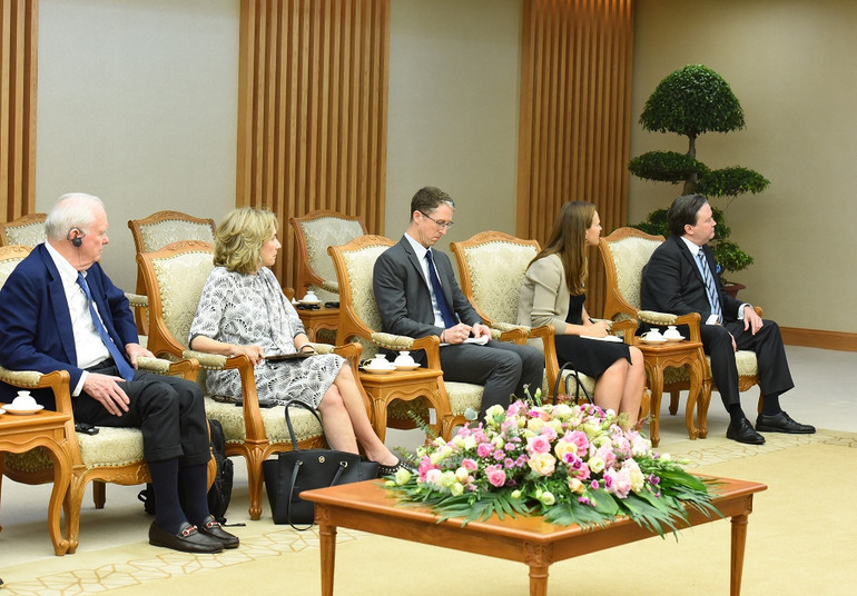 Các thành viên đi cùng Đặc phái viên của Tổng thống Hoa Kỳ về khí hậu John Kerry.