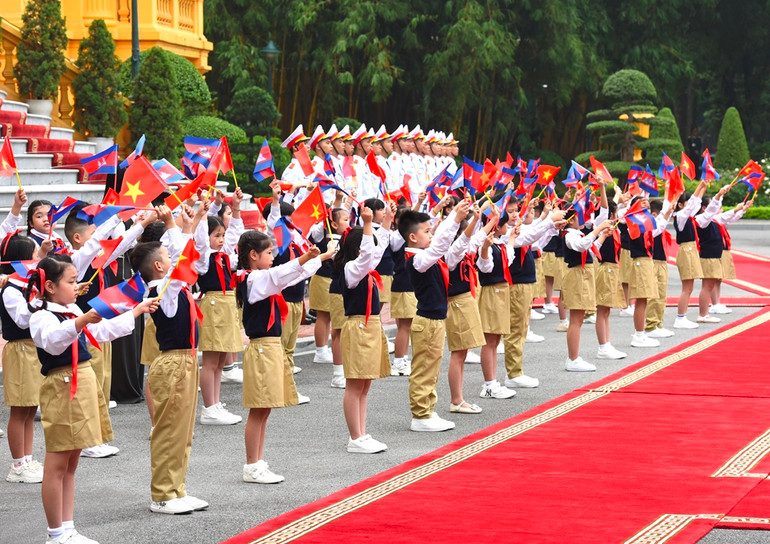 Các cháu thiếu nhi vẫy chào hai Thủ tướng.