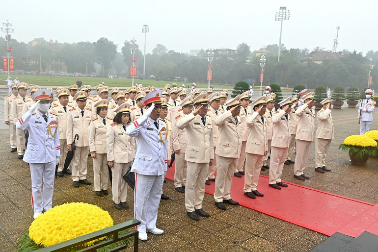 [Ảnh] Lãnh đạo Đảng, Nhà nước vào Lăng viếng Chủ tịch Hồ Chí Minh ảnh 8
