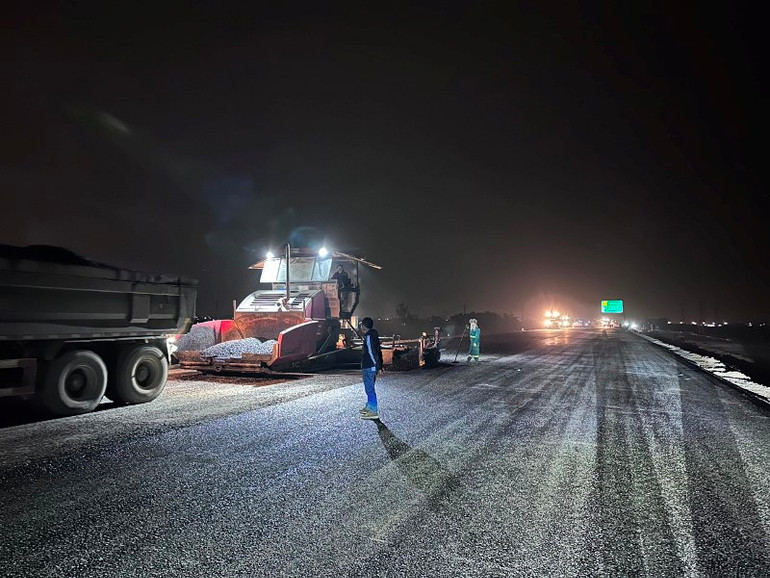 Huy động tối đa nhân lực, phương tiện thi công 3 ca, 4 kíp.