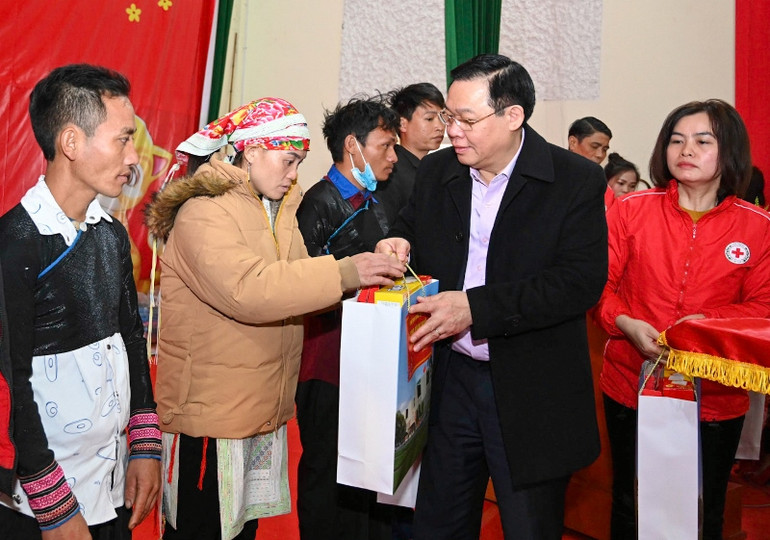 Chủ tịch Quốc hội Vương Đình Huệ trao quà Tết cho đồng bào dân tộc có hoàn cảnh khó khăn tại Chương trình “Tết nhân ái”. (Ảnh: Duy Linh) Chủ tịch Quốc hội Vương Đình Huệ trao quà Tết cho đồng bào dân tộc có hoàn cảnh khó khăn tại Chương trình “Tết nhân ái”. (Ảnh: Duy Linh)
