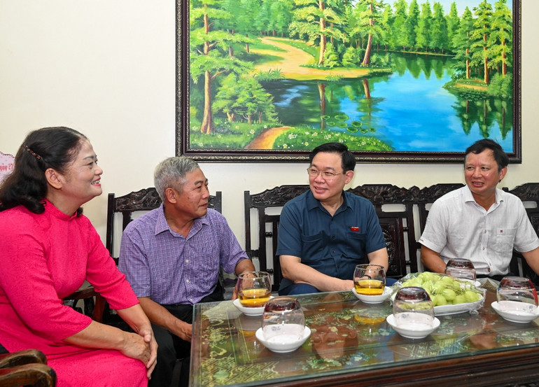 Chủ tịch Quốc hội Vương Đình Huệ thăm hỏi gia đình thương binh Trần Bá Lưu tại thành phố Huế.