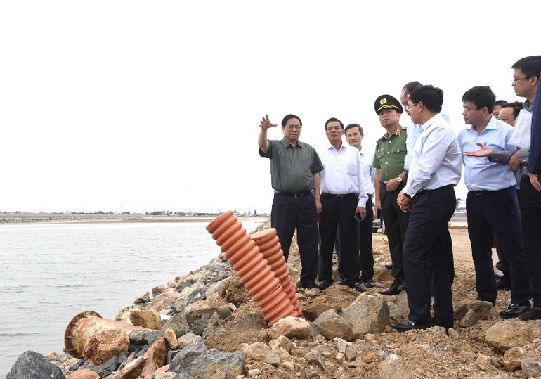 Thủ tướng Phạm Minh Chính thăm công trường xây dựng các bến cảng tại Cảng cửa ngõ quốc tế Hải Phòng. (Ảnh: Trần Hải)