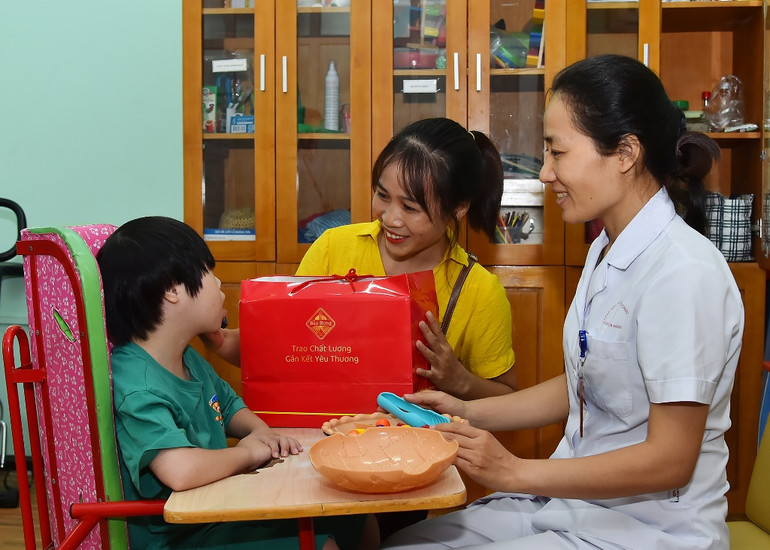 Sự đồng hành của cha mẹ cùng các y, bác sĩ, người lao động của Bệnh viện Phục hồi chức năng Hà Nội cùng đoàn viên, thanh niên Báo Nhân Dân, Ngân hàng BIDV và những nhà hảo tâm đã mang đến cho các em nhỏ nơi đây có một ngày Tết Trung thu đầm ấm.