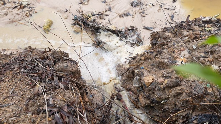 Hiện trường xả thải. Hiện trường xả thải.