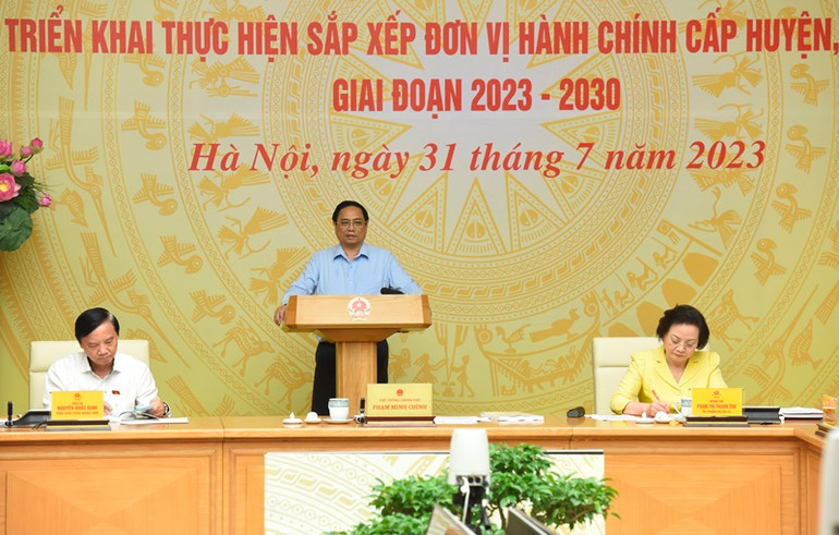 Phát biểu khai mạc hội nghị, Thủ tướng Chính phủ Phạm Minh Chính nhấn mạnh, việc sắp xếp đơn vị hành chính là việc khó, nhạy cảm, phức tạp, liên quan nhiều người, nhiều ngành; tác động đến người dân, doanh nghiệp và các chủ thể khác. Tuy nhiên, trước yêu cầu phát triển của đất nước, việc sắp xếp các đơn vị hành chính cấp huyện, cấp xã là yêu cầu cần thiết nhằm tinh gọn bộ máy hành chính, tăng cường hiệu lực, hiệu quả quản lý Nhà nước, tạo thuận lợi cho người dân và doanh nghiệp.